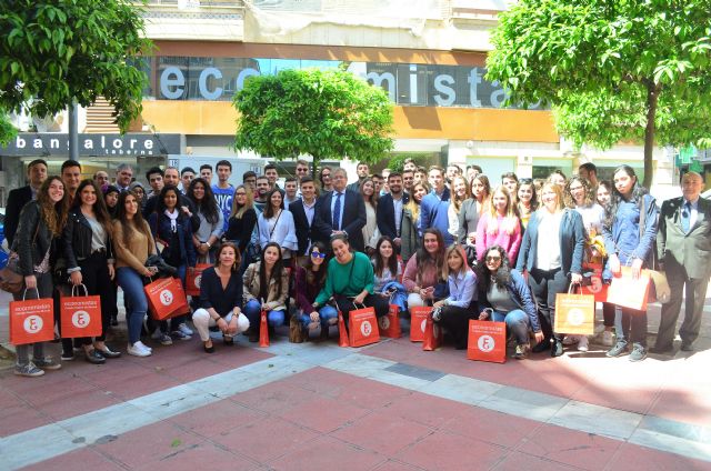 Los alumnos de Ciencias de la Empresa de la UPCT se interesan por la economía forense y la auditoría de cuentas en las Jornadas de Puertas Abiertas del Colegio de Economistas - 1, Foto 1