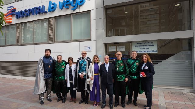 El Gran Pez y Doña Sardina junto a miembros de la directiva del hospital HLA La Vega, Foto 1