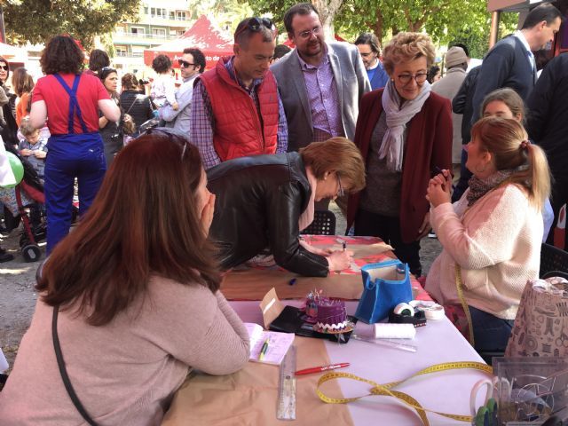 El jardín de Floridablanca acoge la III Feria de Primavera de la asociación de comerciantes de El Carmen - 1, Foto 1