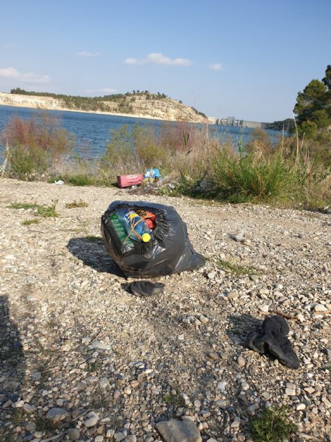 IU Lorca pide que se incrementen las labores de vigilancia frente a la acumulación de basuras en el pantano de Puentes - 1, Foto 1