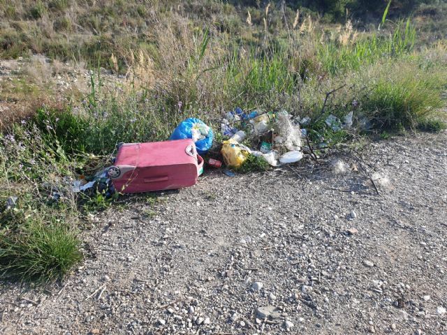 IU Lorca pide que se incrementen las labores de vigilancia frente a la acumulación de basuras en el pantano de Puentes - 2, Foto 2