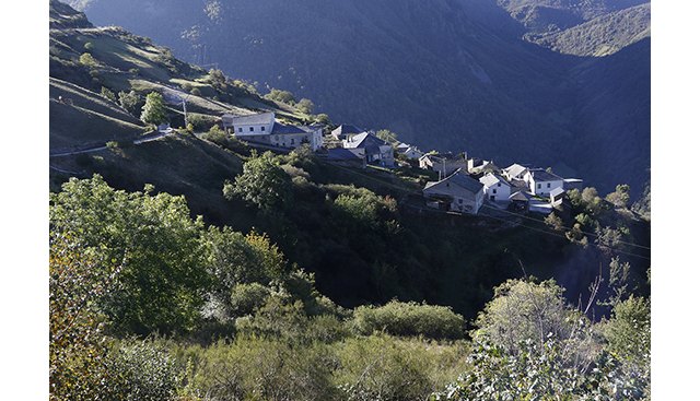 Pueblo de Asturias. Para FADEMUR, el ejemplo está en la primera experiencia de este tipo, iniciada el año pasado en Asturias, donde están previstos los desplazamientos de las víctimas. Foto: Joaquín Terán, Foto 1