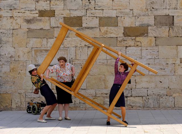 El ciclo ´A pie de calle´ continúa en Murcia y este sábado saldremos ´A la fresca´ con los personajes de Anna Confetti y su silla gigante - 1, Foto 1