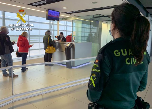 La Guardia Civil detiene a un sexagenario por inducir a una menor a abandonar su domicilio - 1, Foto 1