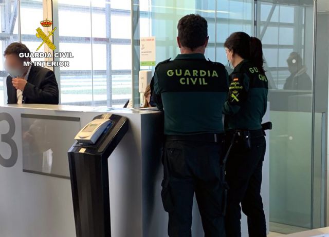 La Guardia Civil detiene a un sexagenario por inducir a una menor a abandonar su domicilio - 2, Foto 2