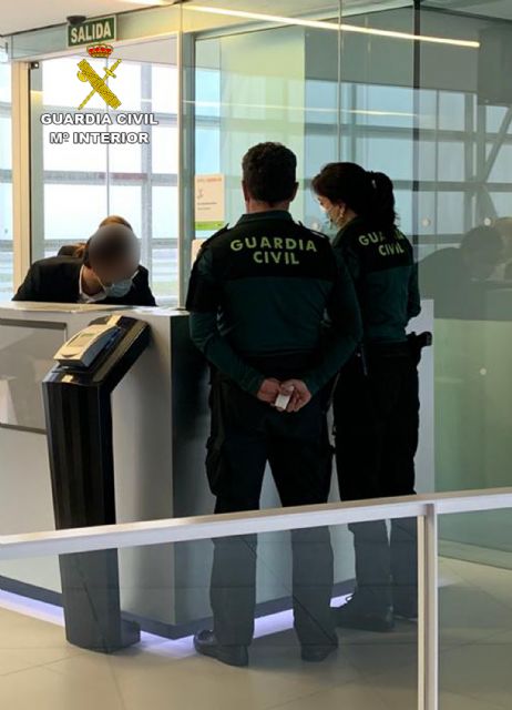 La Guardia Civil detiene a un sexagenario por inducir a una menor a abandonar su domicilio - 4, Foto 4