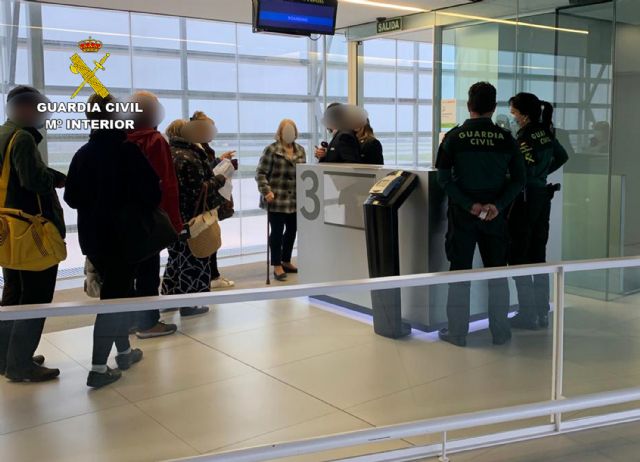 La Guardia Civil detiene a un sexagenario por inducir a una menor a abandonar su domicilio - 5, Foto 5