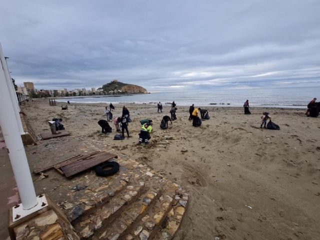 Los servicios municipales trabajan ya en la recuperación de playas y paseos tras el temporal marítimo - 1, Foto 1