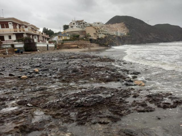 Los servicios municipales trabajan ya en la recuperación de playas y paseos tras el temporal marítimo - 2, Foto 2