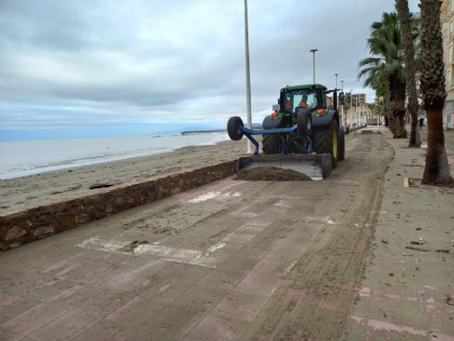 Los servicios municipales trabajan ya en la recuperación de playas y paseos tras el temporal marítimo - 4, Foto 4