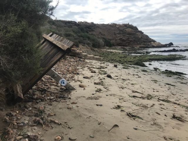 Los servicios municipales trabajan ya en la recuperación de playas y paseos tras el temporal marítimo - 5, Foto 5