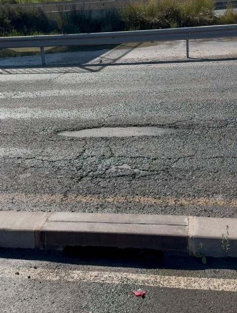 Baches y abandono: la carretera de El Palmar a San Ginés se convierte en un peligro para conductores y peatones - 1, Foto 1