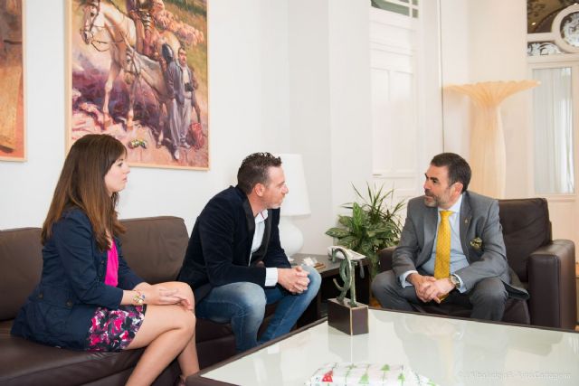 El escritor cartagenero Espíritu González acerca al alcalde la historia de su libro solidario, Entre Superhéroes - 2, Foto 2