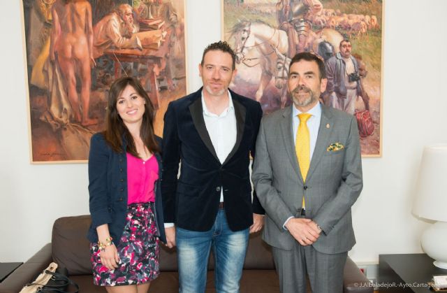 El escritor cartagenero Espíritu González acerca al alcalde la historia de su libro solidario, Entre Superhéroes - 4, Foto 4