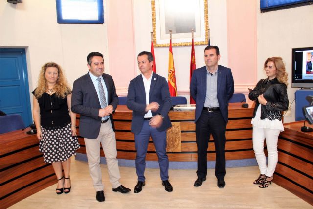 El Alcalde recibió en el Ayuntamiento al Brujo del Año 2017 de las Fiestas de Mayo - 2, Foto 2