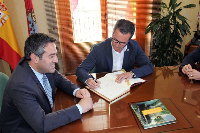 El Alcalde recibió en el Ayuntamiento al Brujo del Año 2017 de las Fiestas de Mayo - 3, Foto 3