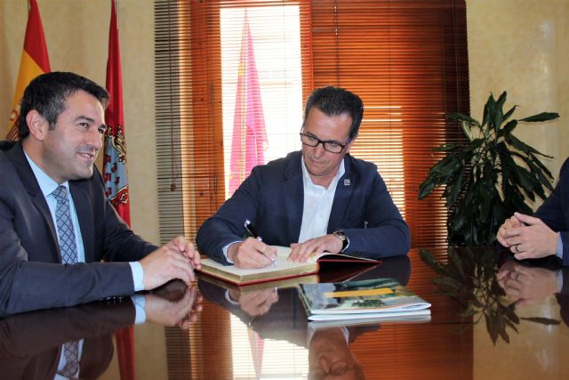 El Alcalde recibió en el Ayuntamiento al Brujo del Año 2017 de las Fiestas de Mayo - 4, Foto 4