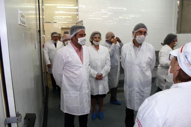 Serunion recibe en su cocina central de Alcantarilla al consejero de Salud, Manuel Villegas y al alcalde de Alcantarilla, Joaquín Buendía - 1, Foto 1