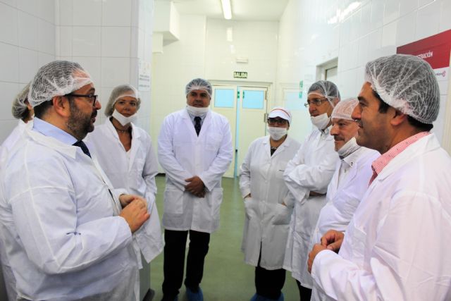 Serunion recibe en su cocina central de Alcantarilla al consejero de Salud, Manuel Villegas y al alcalde de Alcantarilla, Joaquín Buendía - 2, Foto 2