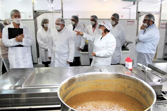 Serunion recibe en su cocina central de Alcantarilla al consejero de Salud, Manuel Villegas y al alcalde de Alcantarilla, Joaquín Buendía - 3, Foto 3