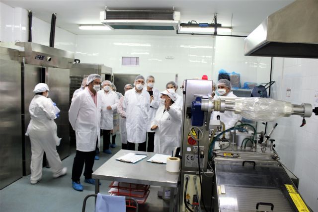 Serunion recibe en su cocina central de Alcantarilla al consejero de Salud, Manuel Villegas y al alcalde de Alcantarilla, Joaquín Buendía - 4, Foto 4