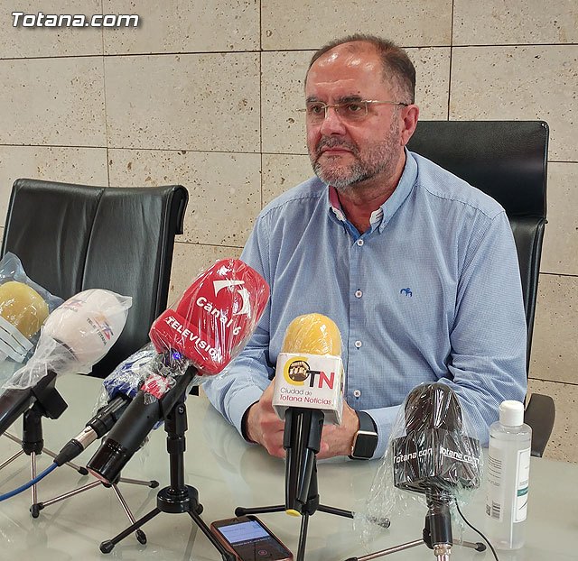 El alcalde garantiza una dotación presupuestaria para ayudar a los colectivos, empresas y pymes más damnificados por la crisis social y económica del COVID-19 en este municipio, Foto 1