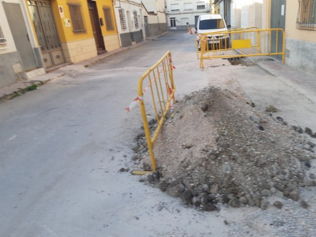 En los próximos días finalizarán las obras de renovación de la nueva tubería de saneamiento en las calles La Hoya y Luís Martínez González, Foto 2