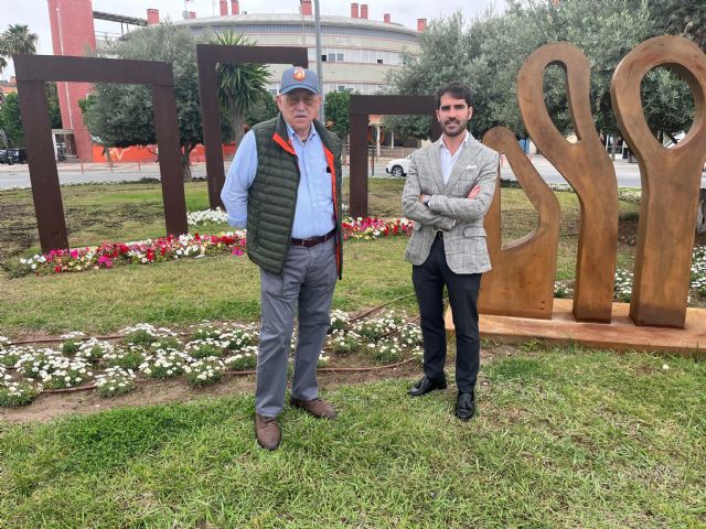 Un 'pórtico de primavera' da la bienvenida a la ciudad en su entrada por la rotonda de la Avenida Ciudad de Almería - 1, Foto 1