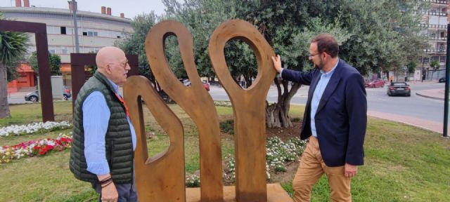 Un 'pórtico de primavera' da la bienvenida a la ciudad en su entrada por la rotonda de la Avenida Ciudad de Almería - 3, Foto 3