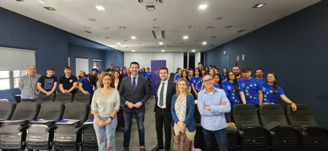 Un centenar de alumnos participan en el debate de Escuelas Embajadoras del Parlamento Europeo en la Región - 1, Foto 1