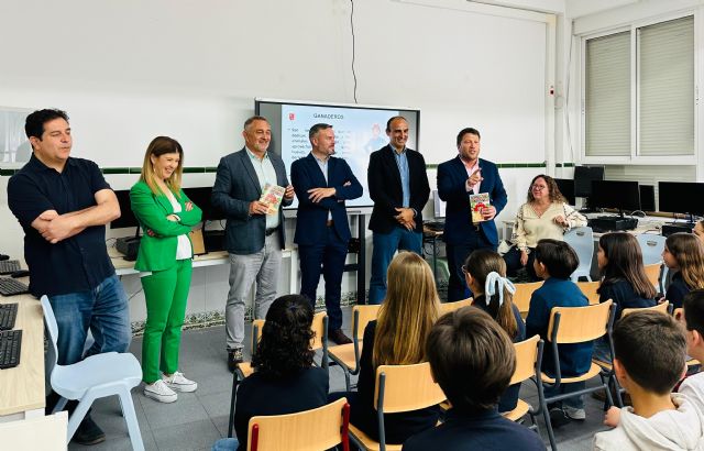 Cerca de 1.000 escolares lorquinos aprenden el trabajo que se realiza en las granjas de la mano de un cómic - 1, Foto 1