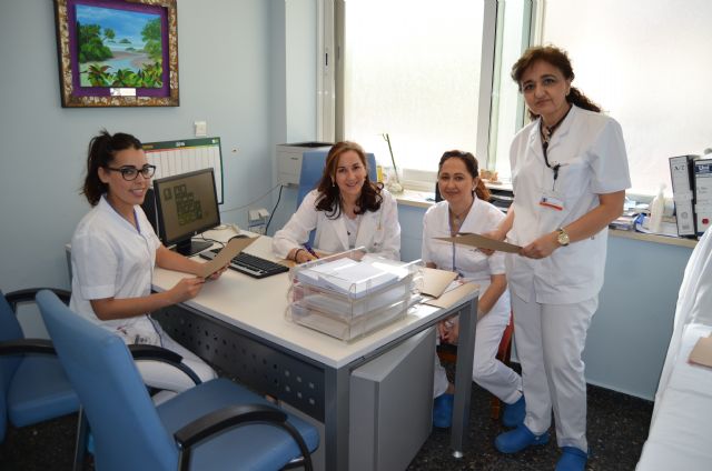 Parte del equipo de la Unidad de Oncología Ambulatoria de Hospital La Vega con la doctora Joaquina Martínez Lozano, Foto 1
