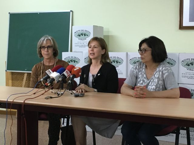 La Consejería de Agua, Agricultura y Medio Ambiente dona 500 litros de aceite a Cáritas en Jumilla - 1, Foto 1