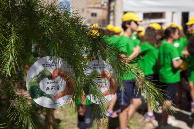 Más de cien niños de Beniel apadrinan un árbol por el Día Mundial Del Medio Ambiente - 3, Foto 3
