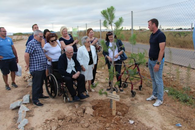 Asociaciones, clubes y particulares participan en una plantación de árboles por el Día del Medio Ambiente - 1, Foto 1