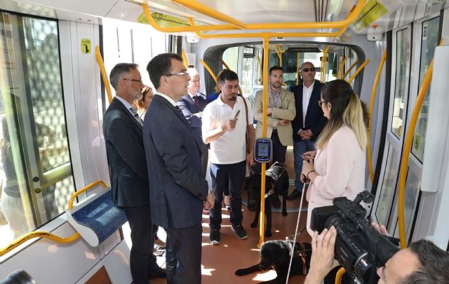 El tranvía estrena un innovador sistema que orienta a las personas ciegas y les permite moverse con total libertad - 2, Foto 2