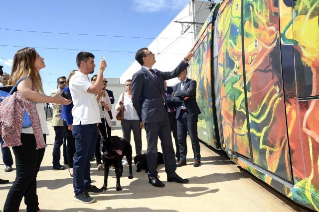El tranvía estrena un innovador sistema que orienta a las personas ciegas y les permite moverse con total libertad - 3, Foto 3