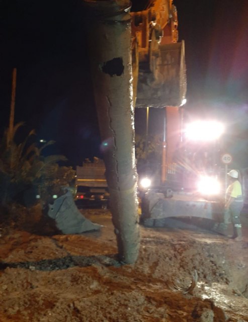 Aguas de Lorca trabaja toda la noche para solventar una grave avería en el centro de la ciudad - 1, Foto 1
