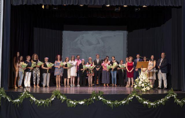 El Ayuntamiento de Blanca organiza un emotivo acto para homenajear a las víctimas de la Covid-19 y reconocer las actuaciones de diversos colectivos en la pandemia y la DANA - 2, Foto 2