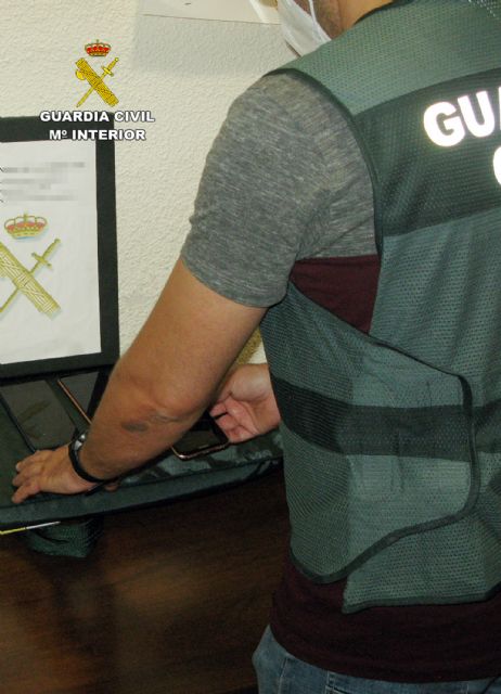 La Guardia Civil detiene a dos jóvenes por el atraco a un cliente en un bar de Jumilla - 1, Foto 1