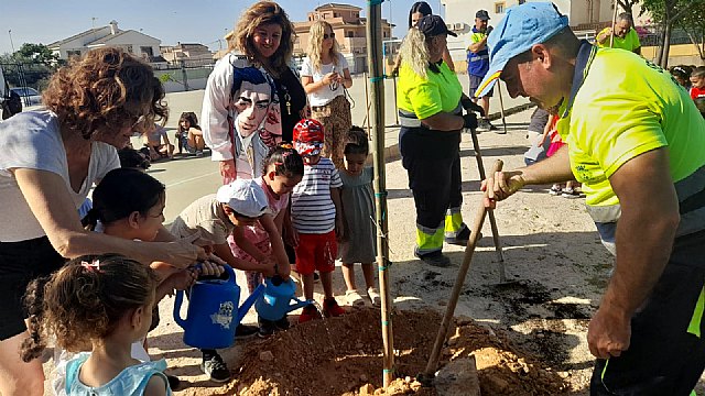 La plantación de nuevos árboles en el CEIP Severo Ochoa contribuirá a crear más sombra junto a la pista deportiva - 1, Foto 1