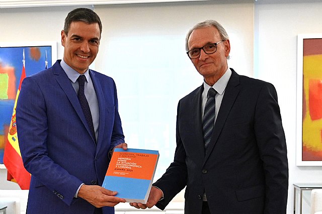 El presidente del Gobierno, Pedro Sánchez, recibe de Antón Costas la Memoria 2021. | Foto: Moncloa/Borja Puig de la Bellacasa, Foto 1