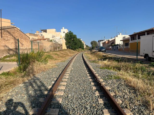 Adif lleva a cabo una actuación de desbroce y limpieza de los márgenes del tendido ferroviario - 1, Foto 1
