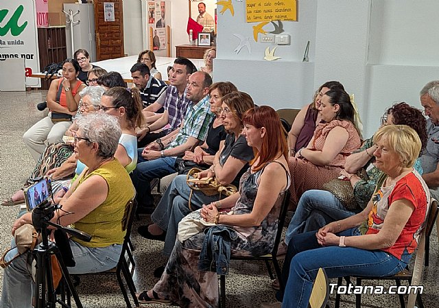 Sabiduría entre jaulas y vuelos de libertad: el Centro Cultural y Obrero acogió la presentación de Fragancias de Oriente, la obra más íntima de Víctor Muñoz Calero, Foto 4