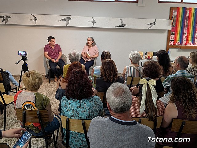 Sabiduría entre jaulas y vuelos de libertad: el Centro Cultural y Obrero acogió la presentación de Fragancias de Oriente, la obra más íntima de Víctor Muñoz Calero, Foto 8