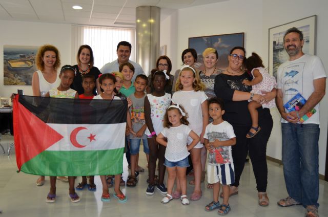 Cinco niños saharauis disfrutarán  este verano de unas vacaciones en paz en San Javier - 1, Foto 1