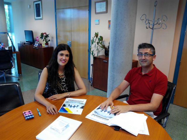 Felipe Garca presenta la Carta de Servicios a la Directora de Familia y Polticas Sociales de la CARM, Foto 1