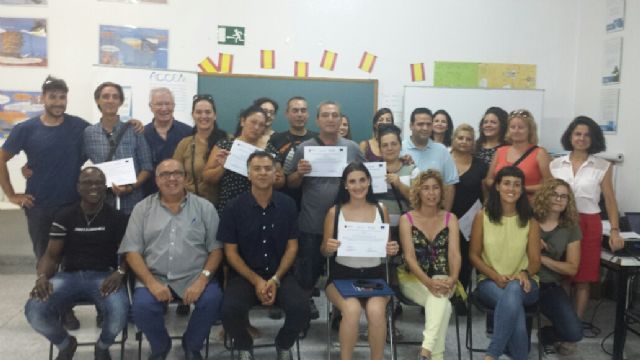 Vecinos de las Seiscientas reciben sus diplomas por superar un curso para mejorar su empleabilidad - 1, Foto 1