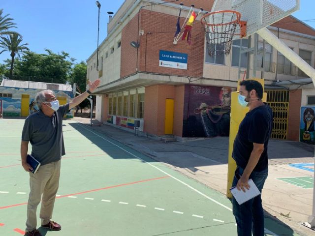 Deportes trabaja en la instalación de una cubierta para una de las pistas polideportivas del colegio Barriomar 74 - 1, Foto 1