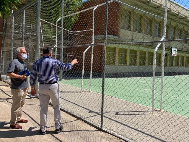 Deportes trabaja en la instalación de una cubierta para una de las pistas polideportivas del colegio Barriomar 74 - 2, Foto 2